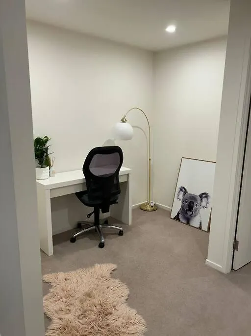 Plush Apartment On Mort Canberra